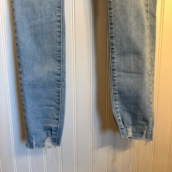 Levi’s 711 Skinny Women’s Jeans Light Wash Distressed Hem Size 29 - Picture 5 of 16